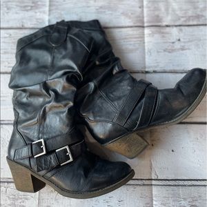 Lei size 7 black boots, slouch boots